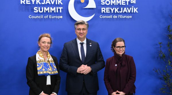 Reykjavik, 16.05.2023. - Sastanak na vrhu Vijeća Europe na kojem sudjeluje i premijer Andrej Plenković. Na fotografiji glavna tajnica Vijeća Europe Marija Pejčinović Burić, premijer Andrej Plenković, islandska premijerka Katrin Jakobsdottir.
foto HINA/ Vlada RH/ ml