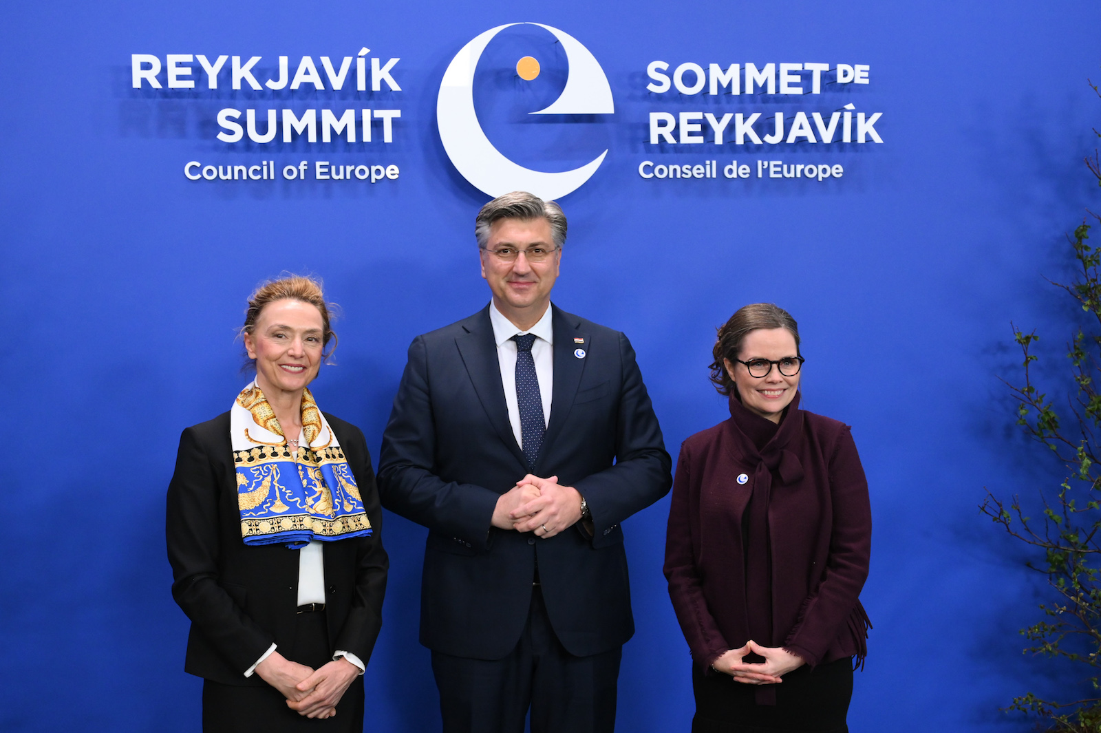 Reykjavik, 16.05.2023. - Sastanak na vrhu Vijeća Europe na kojem sudjeluje i premijer Andrej Plenković. Na fotografiji glavna tajnica Vijeća Europe Marija Pejčinović Burić, premijer Andrej Plenković, islandska premijerka Katrin Jakobsdottir.
foto HINA/ Vlada RH/ ml