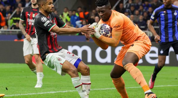 epa10632600 FC Inter Milan's goalkeeper Andrre Onana in action against AC Milan's forward Junior Messias during the UEFA Champions League semi-final second leg soccer match between FC Inter and AC Milan, in Milan, Italy, 16 May 2023.  EPA/ROBERTO BREGANI