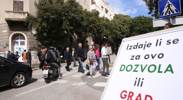 Split, 17.05.2023. - Prosvjed građana Splita protiv početka gradnje Small Mall Split u centru grada u turističkoj sezoni. foto HINA/ Ivana IVANOVIĆ/ ml