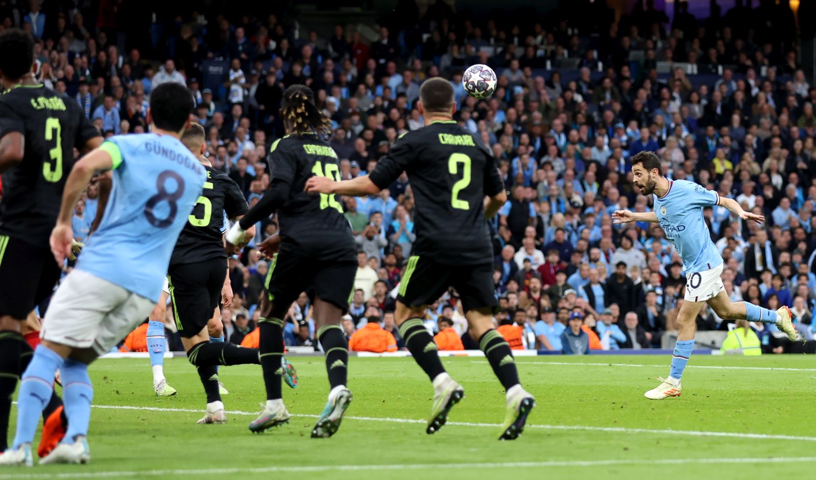 epa10634997 Bernardo Silva (R) of Manchester City scores his second goal during the UEFA Champions League semi-finals, 2nd leg soccer match between Manchester City and Real Madrid in Manchester, Britain, 17 May 2023.  EPA/DAVID RAWCLIFFE