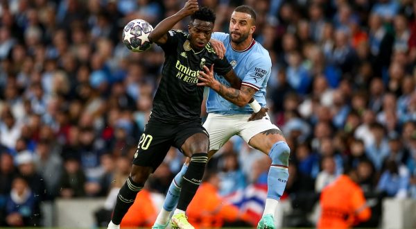 epa10634980 Kyle Walker of Manchester City (R) in action against Vinicius Junior of Real Madrid (L) during the UEFA Champions League semi-finals, 2nd leg soccer match between Manchester City and Real Madrid in Manchester, Britain, 17 May 2023.  EPA/ADAM VAUGHAN