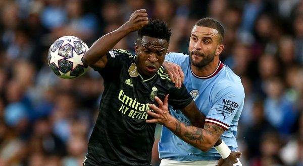 epa10634980 Kyle Walker of Manchester City (R) in action against Vinicius Junior of Real Madrid (L) during the UEFA Champions League semi-finals, 2nd leg soccer match between Manchester City and Real Madrid in Manchester, Britain, 17 May 2023.  EPA/ADAM VAUGHAN