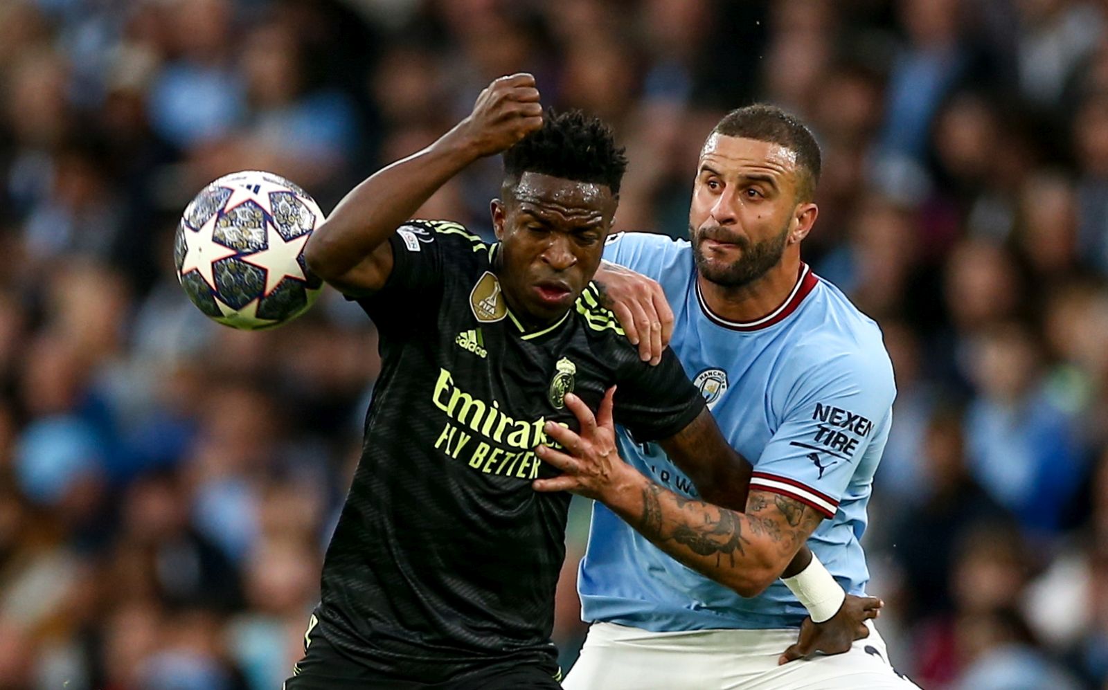 epa10634980 Kyle Walker of Manchester City (R) in action against Vinicius Junior of Real Madrid (L) during the UEFA Champions League semi-finals, 2nd leg soccer match between Manchester City and Real Madrid in Manchester, Britain, 17 May 2023.  EPA/ADAM VAUGHAN