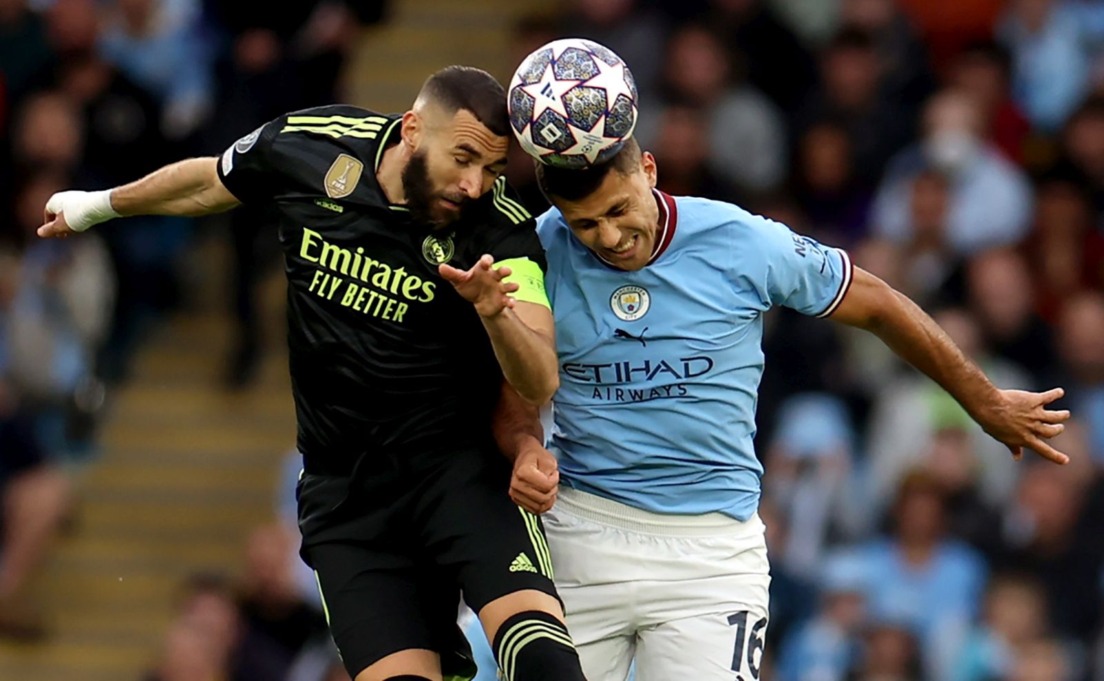 epa10634958 Rodri (R) of Manchester City and Karim Benzema of Real Madrid in action during the UEFA Champions League semi-finals, 2nd leg soccer match between Manchester City and Real Madrid in Manchester, Britain, 17 May 2023.  EPA/DAVID RAWCLIFFE