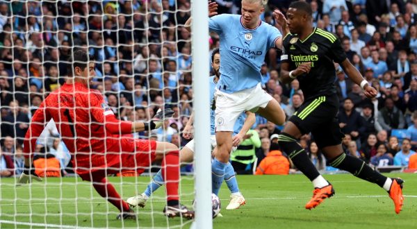 epa10634921 Erling Haaland (C) of Manchester City finds his attempt on goal saved by Real Madrid goalkeeper Thibaut Courtois (L) during the UEFA Champions League semi-finals, 2nd leg soccer match between Manchester City and Real Madrid in Manchester, Britain, 17 May 2023.  EPA/DAVID RAWCLIFFE