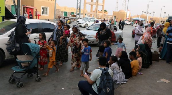 epa10635324 People fleeing from Sudan arrive at the Qastal Land Port crossing between Egypt and Sudan, near Abu Simbel, southern Egypt, 17 May 2023. According to the United Nations, some 200,000 people have fled Sudan since 15 April after an armed conflict erupted between the Sudanese military and the RSF (Rapid Support Forces) militia.  EPA/KHALED ELFIQI