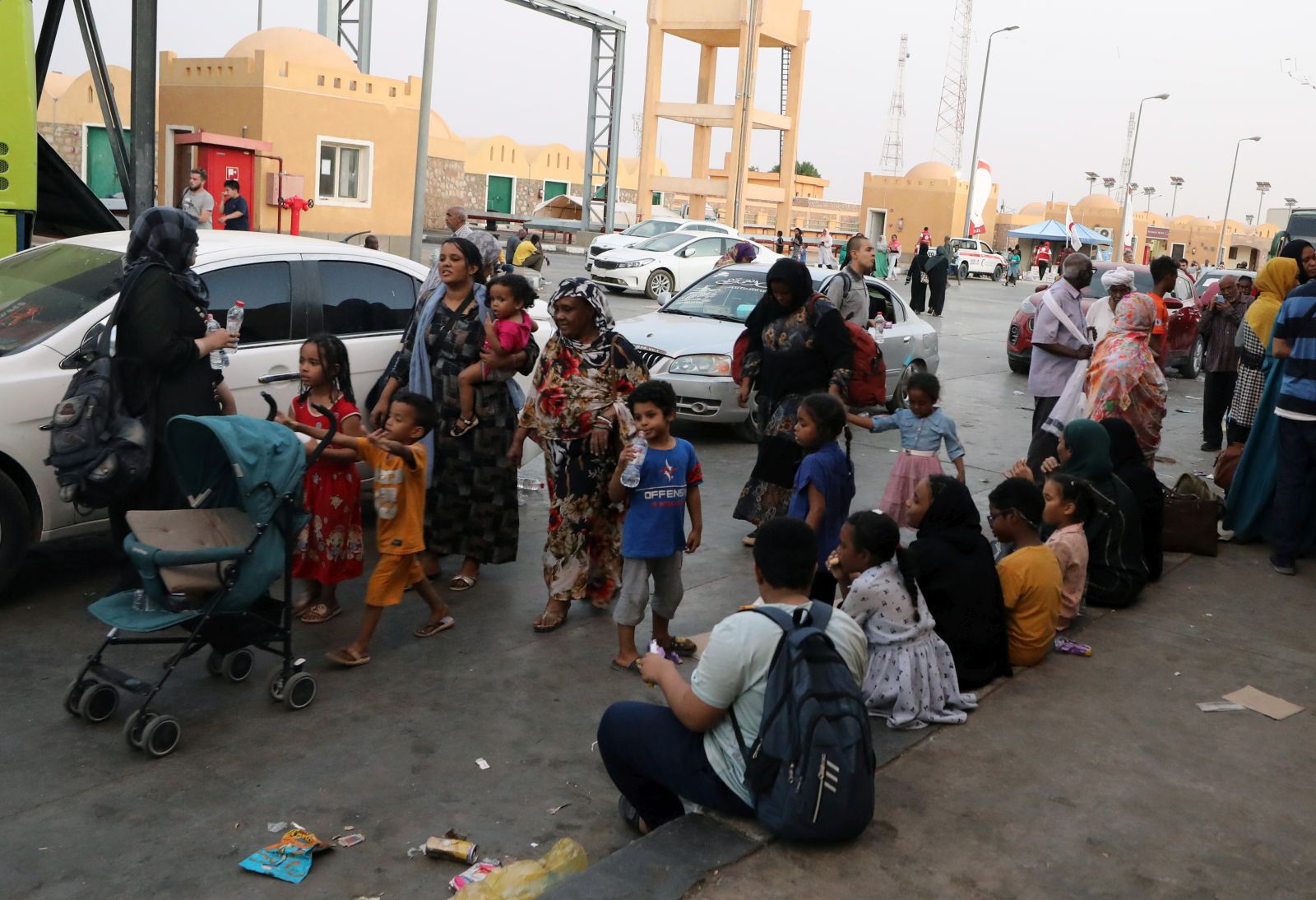 epa10635324 People fleeing from Sudan arrive at the Qastal Land Port crossing between Egypt and Sudan, near Abu Simbel, southern Egypt, 17 May 2023. According to the United Nations, some 200,000 people have fled Sudan since 15 April after an armed conflict erupted between the Sudanese military and the RSF (Rapid Support Forces) militia.  EPA/KHALED ELFIQI