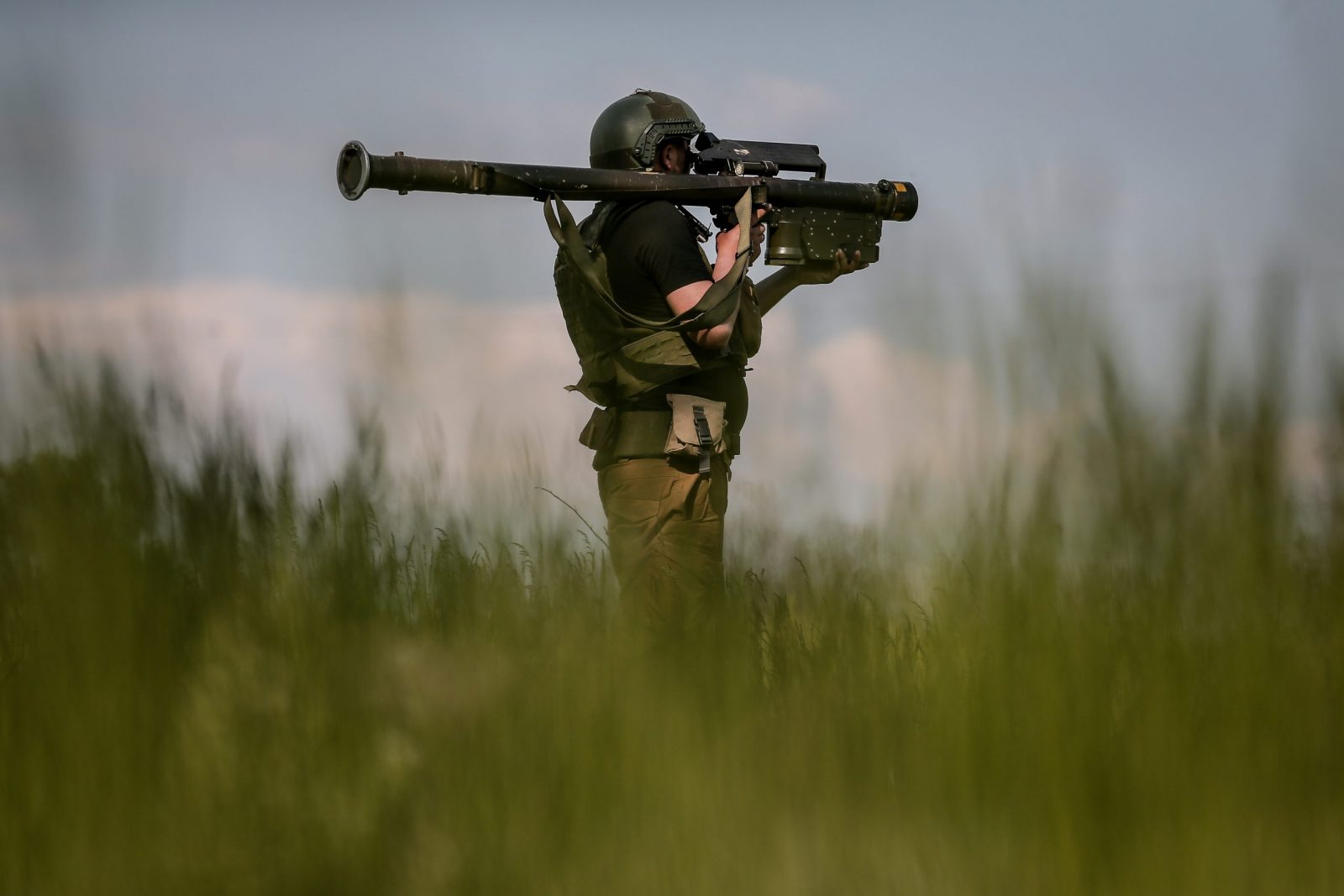 epa10637153 A Ukraine serviceman of an anti-aircraft unit of the '24 separate mechanized brigade named after King Danylo' aims Stinger rocket launcher over frontline positions at an undisclosed location, in Donetsk region, Ukraine, 18 May 2023. Russian troops entered Ukraine on 24 February 2022 starting a conflict that has provoked destruction and a humanitarian crisis.  EPA/OLEG PETRASYUK