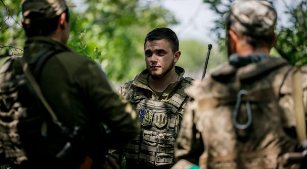 epa10637151 Ukraine servicemen of an anti-aircraft unit of the '24 separate mechanized brigade named after King Danylo' take up position at an undisclosed location, in Donetsk region, Ukraine, 18 May 2023. Russian troops entered Ukraine on 24 February 2022 starting a conflict that has provoked destruction and a humanitarian crisis.  EPA/OLEG PETRASYUK