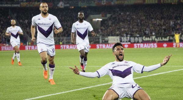 epa10637652 Fiorentina's Nicolas Gonzalez celebrates after his second goal during the UEFA Conference League semifinal second leg match between Switzerland's FC Basel 1893 and Italy's ACF Fiorentina at the St. Jakob-Park stadium in Basel, Switzerland,18 May 2023.  EPA/ENNIO LEANZA