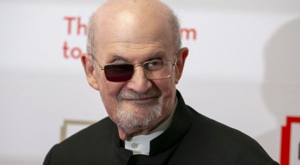 epa10637907 British-American novelist Salman Rushdie  poses on the PEN America 2023 Spring Literary Gala red carpet at the American Museum of Natural History in New York, New York, USA, 18 May 2023.  EPA/SARAH YENESEL