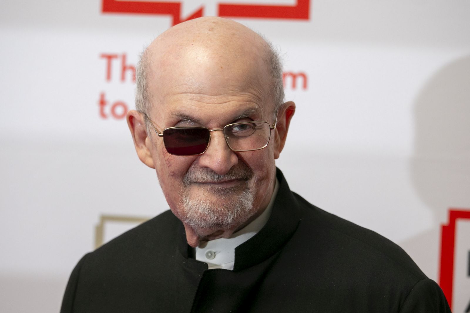 epa10637907 British-American novelist Salman Rushdie  poses on the PEN America 2023 Spring Literary Gala red carpet at the American Museum of Natural History in New York, New York, USA, 18 May 2023.  EPA/SARAH YENESEL