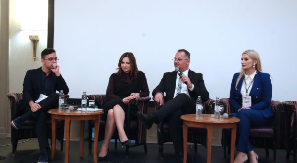 Zagreb, 19.05.2023. -  Hrvatska komora medicinskih sestara odrava prvi Kongres hrvatskog sestrinstva o aktualnim temama te predavanje o specijalistièkom usavravanju u hitnoj medicini. U sklopu Kongresa odrat se i okrugli stol "Buduænost sestrinstva u Republici Hatskoj", na kojem su sudjelovli predsjednik HKMS-a Marijo Gaziæ, savjetnica ministra zdravstva za sestrinstvo Snjeana Krpeta i Damjan Abou Aldan iz Hrvatske udruge medicinskih sestara.Na fotografiji (L-D) Damjan Abou Aldan, Nataa Mateja Brliæ, Marijo Gaziæ i Snjeana Krpeta. foto HINA /Zvonimir KUHTIÆ/ kuzo