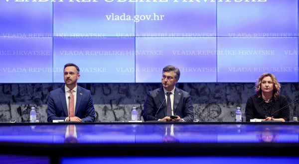 Zagreb, 19.05.2023 - Sindikati javnih i državnih službi i Vlada RH potpisali su Dodatak II. Temeljnom kolektivnom ugovoru za službenike i namještenike u javnim službama. na slici premijer Andrej Plenković, ministar Marin Piletić, Sanja Šprem.
foto HINA/ Damir SENČAR/ ds