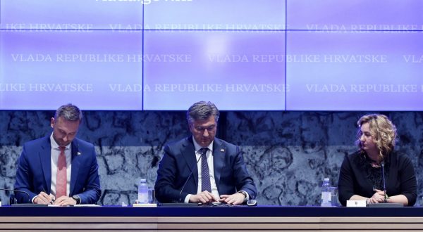 Zagreb, 19.05.2023 - Sindikati javnih i državnih službi i Vlada RH potpisali su Dodatak II. Temeljnom kolektivnom ugovoru za službenike i namještenike u javnim službama. na slici minsitar Marin Piletić, premijer Andrej Plenković, Sanja Šprem.
foto HINA/ Damir SENČAR/ ds