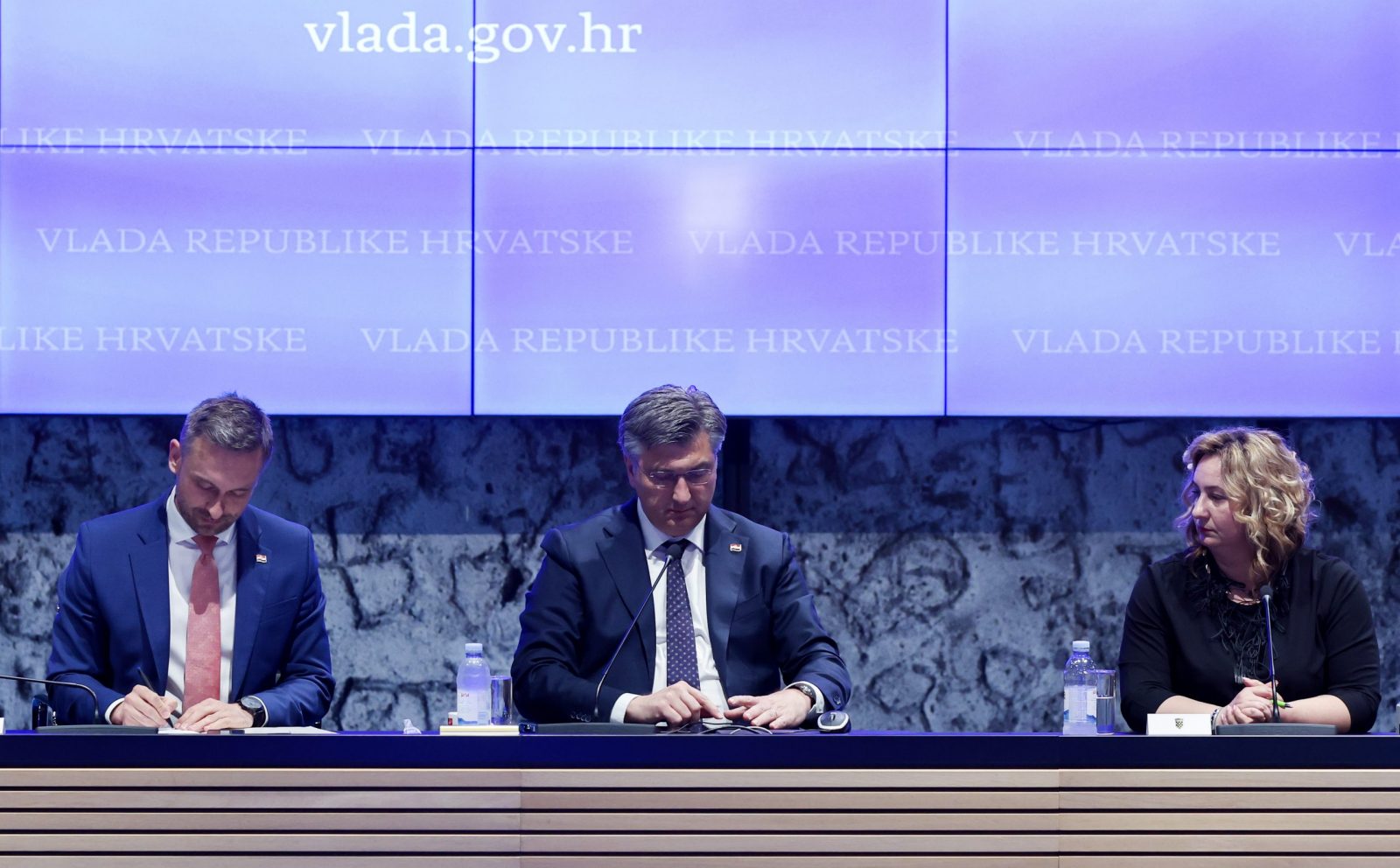 Zagreb, 19.05.2023 - Sindikati javnih i državnih službi i Vlada RH potpisali su Dodatak II. Temeljnom kolektivnom ugovoru za službenike i namještenike u javnim službama. na slici minsitar Marin Piletić, premijer Andrej Plenković, Sanja Šprem.
foto HINA/ Damir SENČAR/ ds