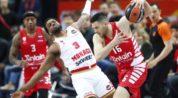 epa10638957 Kostas Papanikolaou (R) of Olympiacos and Jordan Loyd of Monaco in action during the Euroleague Final Four semifinal basketball match between Olympiacos Piraeus and AS Monaco in Kaunas, Lithuania, 19 May 2023.  EPA/TOMS KALNINS