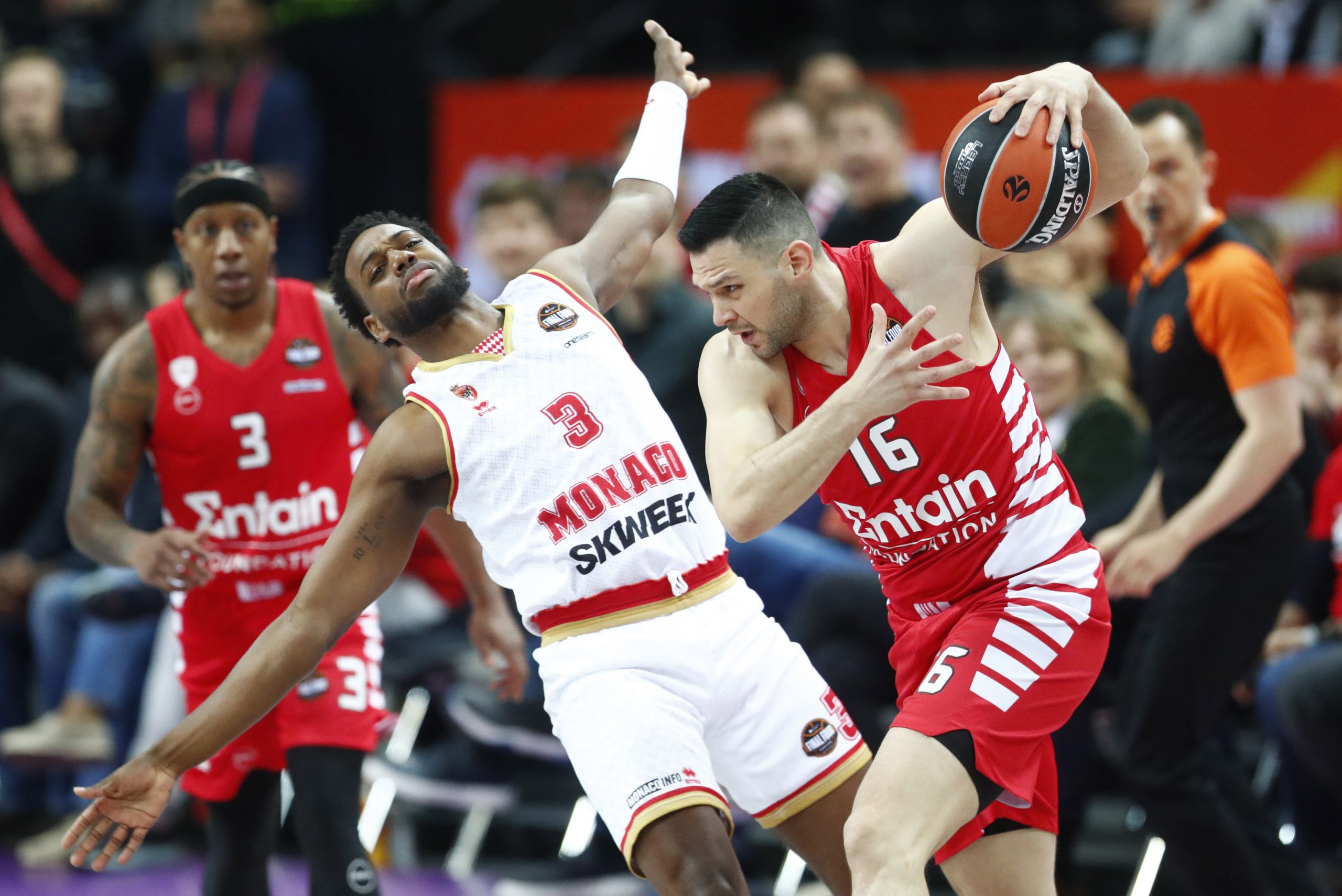 epa10638957 Kostas Papanikolaou (R) of Olympiacos and Jordan Loyd of Monaco in action during the Euroleague Final Four semifinal basketball match between Olympiacos Piraeus and AS Monaco in Kaunas, Lithuania, 19 May 2023.  EPA/TOMS KALNINS