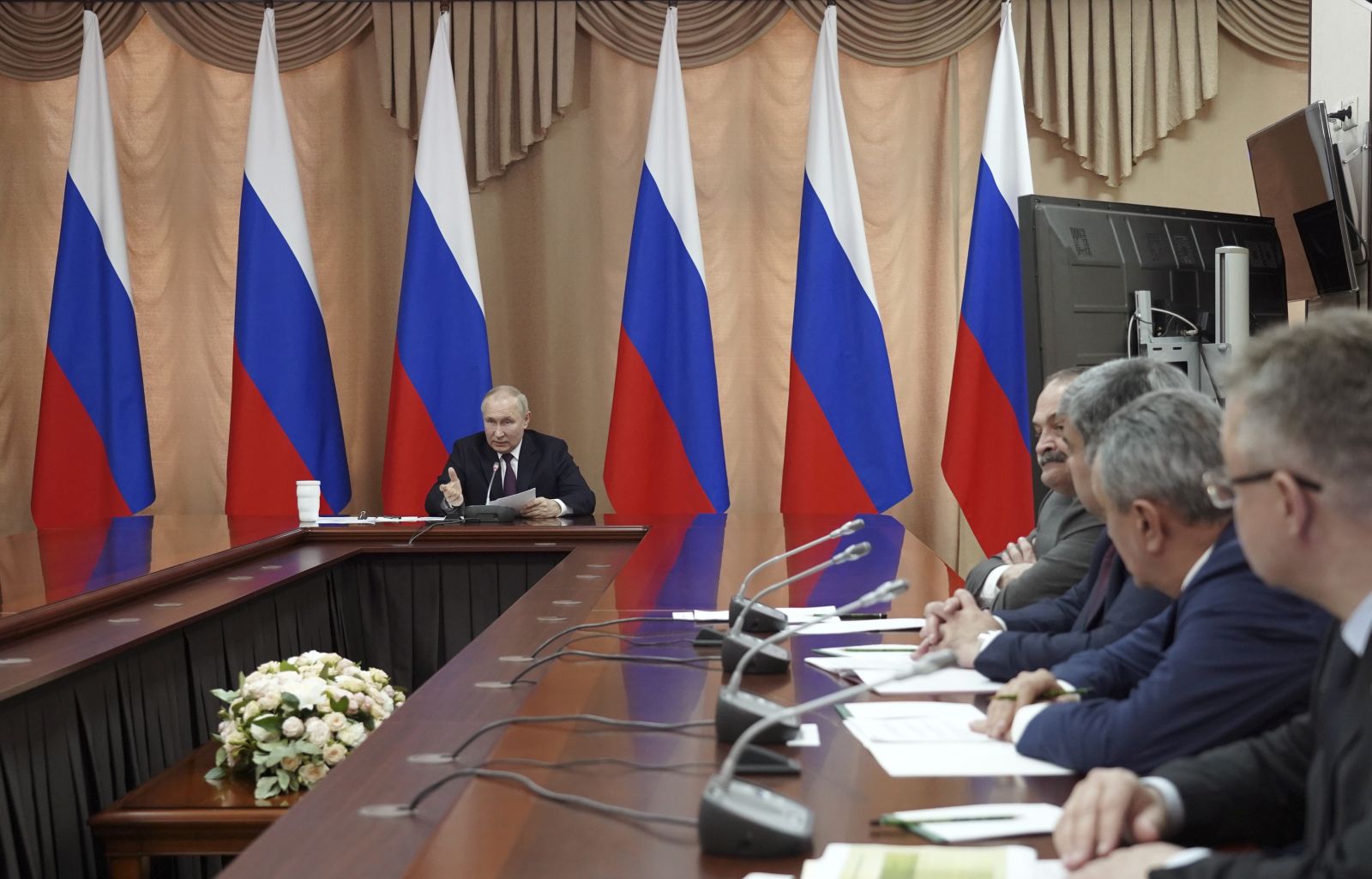 epa10639080 Russian President Vladimir Putin (L) attends a meeting of the Council on Interethnic Relations in Pyatigorsk, Stavropol Krai region, Russia, 19 May 2023.  EPA/TATIANA BARYBINA / SPUTNIK / KREMLIN POOL MANDATORY CREDIT