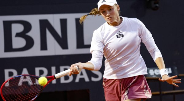 epa10639561 Elena Rybakina of Kazakhstan in action against Jelena Ostapenko of Latvia during their Women's singles semi final match at the Italian Open tennis tournament in Rome, Italy, 19 May 2023.  EPA/FABIO FRUSTACI
