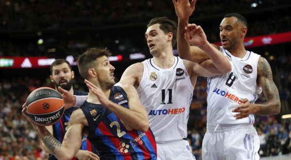 epa10639603 Nicolas Laprovittola of FC Barcelona and Adam Hanga (R), Mario Hezonja (C) of Real Madrid in action during the Euroleague Final Four semifinal basketball match between FC Barcelona and Real Madrid in Kaunas, Lithuania, 19 May 2023.  EPA/TOMS KALNINS