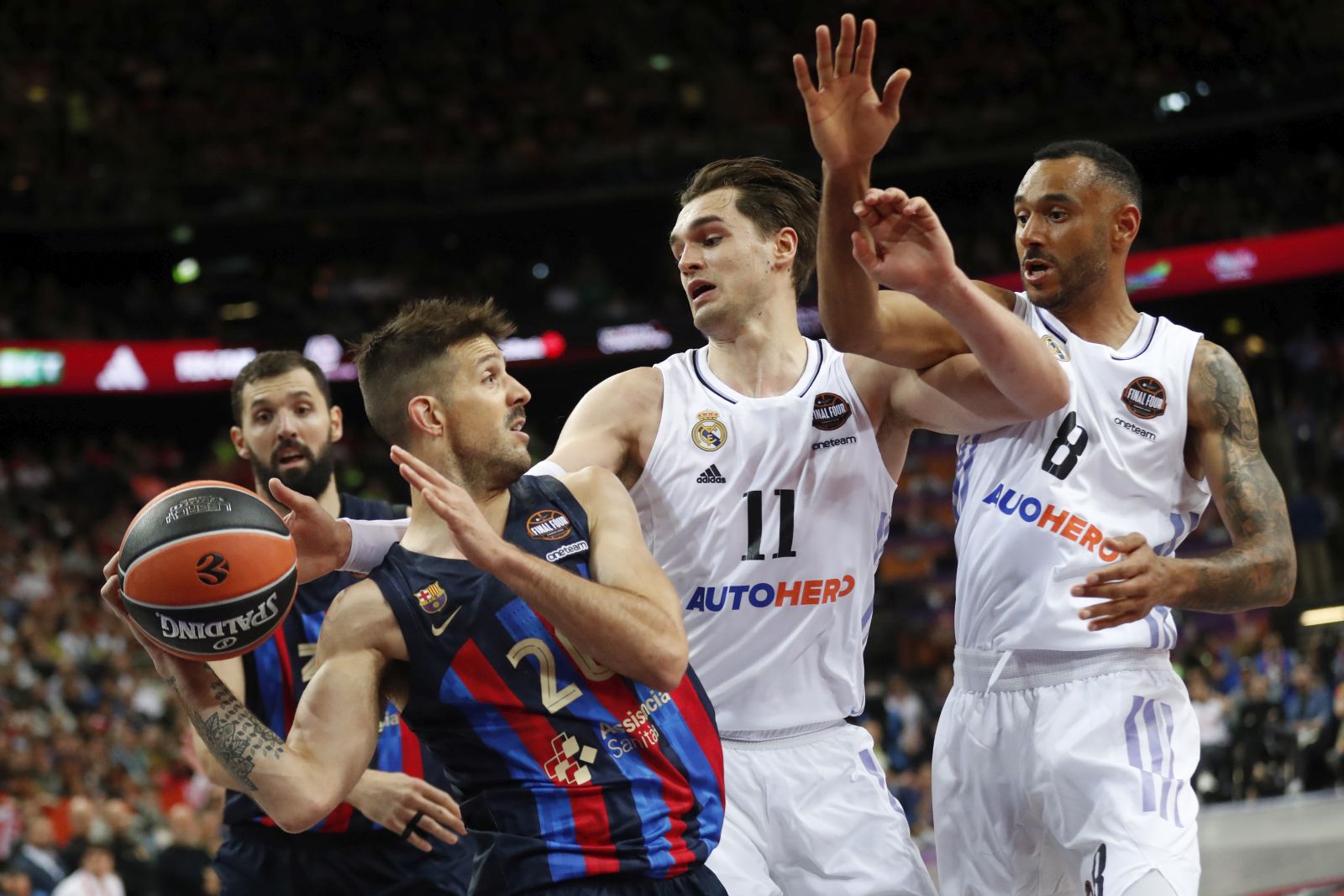 epa10639603 Nicolas Laprovittola of FC Barcelona and Adam Hanga (R), Mario Hezonja (C) of Real Madrid in action during the Euroleague Final Four semifinal basketball match between FC Barcelona and Real Madrid in Kaunas, Lithuania, 19 May 2023.  EPA/TOMS KALNINS