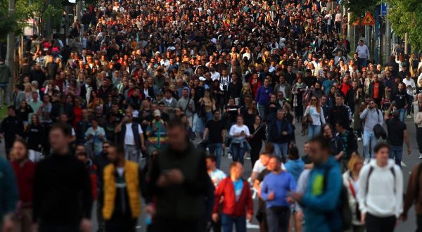 Beograd, 20.05.2023 - Deseci tisuæa ljudi u petak su, treæi put u dva tjedna, blokirali vane prometnice u sreditu Beograda na prosvjedu "Srbija protiv nasilja", izazvanom nezapamæenim masovnim ubojstvima u zemlji poèetkom svibnja, a najustrajniji prosvjednici ostali su na autocesti i poslije ponoæi. fotoHINA/ FoNet/Aleksandar BARDA/ ik
