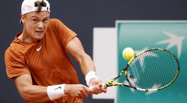 epa10640412 Holger Rune of Denmark in action during his men's singles semi-finals match against Casper Ruud of Norway (not pictured) at the Italian Open tennis tournament in Rome, Italy, 20 May 2023.  EPA/FABIO FRUSTACI