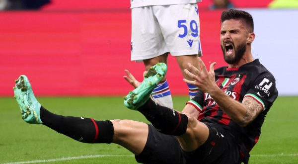 epa10642001 AC Milan's Olivier Giroud reacts during the Italian serie A soccer match between AC Milan and Sampdoria  at Giuseppe Meazza stadium in Milan, Italy, 20 May 2023.  EPA/MATTEO BAZZI