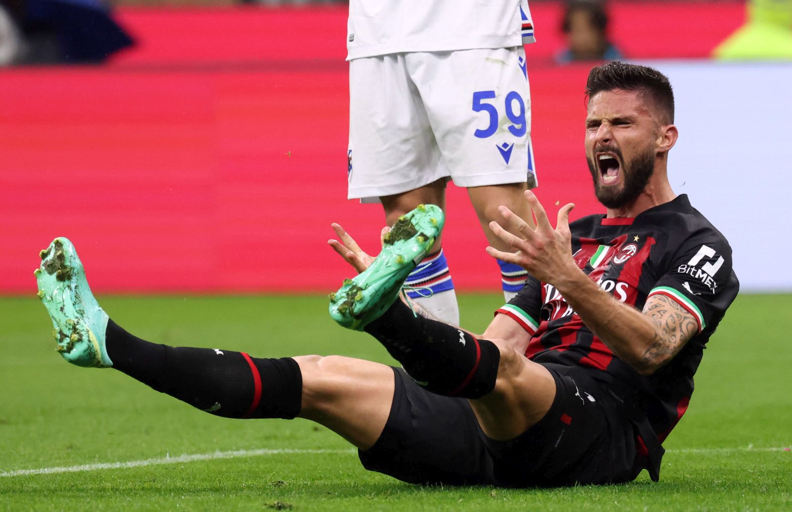 epa10642001 AC Milan's Olivier Giroud reacts during the Italian serie A soccer match between AC Milan and Sampdoria  at Giuseppe Meazza stadium in Milan, Italy, 20 May 2023.  EPA/MATTEO BAZZI