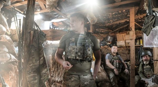 epa10642038 Ukraine servicemen of the 24th Mechanized Brigade 'Daniel of Galicia' react on shelling as they wait at a position in an undisclosed location, in Donetsk region, Ukraine, 20 May 2023. Russian troops entered Ukraine on 24 February 2022 starting a conflict that has provoked destruction and a humanitarian crisis.  EPA/OLEG PETRASYUK