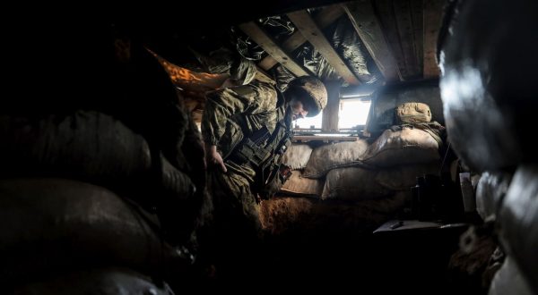 epa10642040 Ukraine servicemen of the 24th Mechanized Brigade 'Daniel of Galicia' take up position in an undisclosed location, in Donetsk region, Ukraine, 20 May 2023. Russian troops entered Ukraine on 24 February 2022 starting a conflict that has provoked destruction and a humanitarian crisis.  EPA/OLEG PETRASYUK