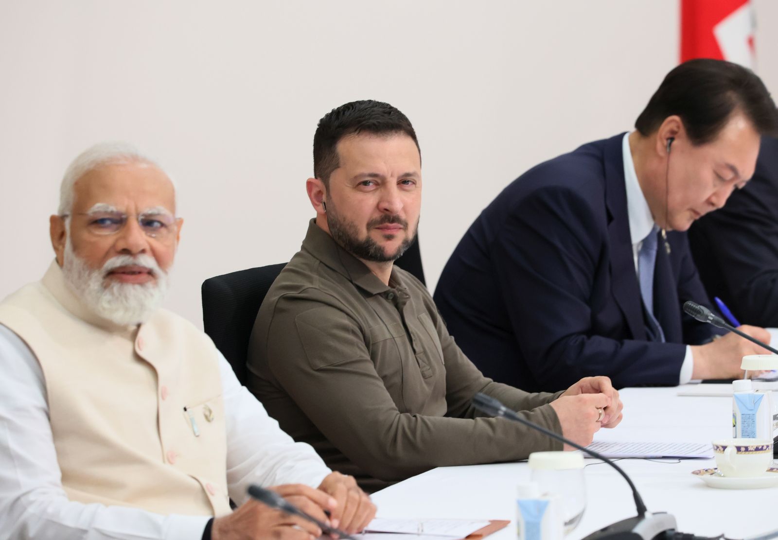 epa10642642 A handout photo made available by the G7 Hiroshima Summit Host shows Ukraine's President Volodymyr Zelensky (C), Indian Prime Minister Narendra Modi (L) and South Korea's President Yoon Suk-yeol (R) attending a session at the G7 Hiroshima Summit  in Hiroshima, Japan, 21 May 2023. The G7 Hiroshima Summit will be held from 19 to 21 May 2023.  EPA/G7 Hiroshima Summit Host / HANDOUT  HANDOUT EDITORIAL USE ONLY/NO SALES