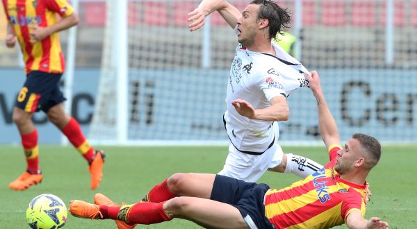 epa10643224 US Lecce's Alexis Blin (R) and Spezia Calcio's Albin Ekdal (L) in action during the Italian Serie A soccer match US Lecce vs Spezia Calcio at the Via del Mare stadium in Lecce, Italy, 21 May 2023.  EPA/ABBONDANZA SCURO LEZZI
