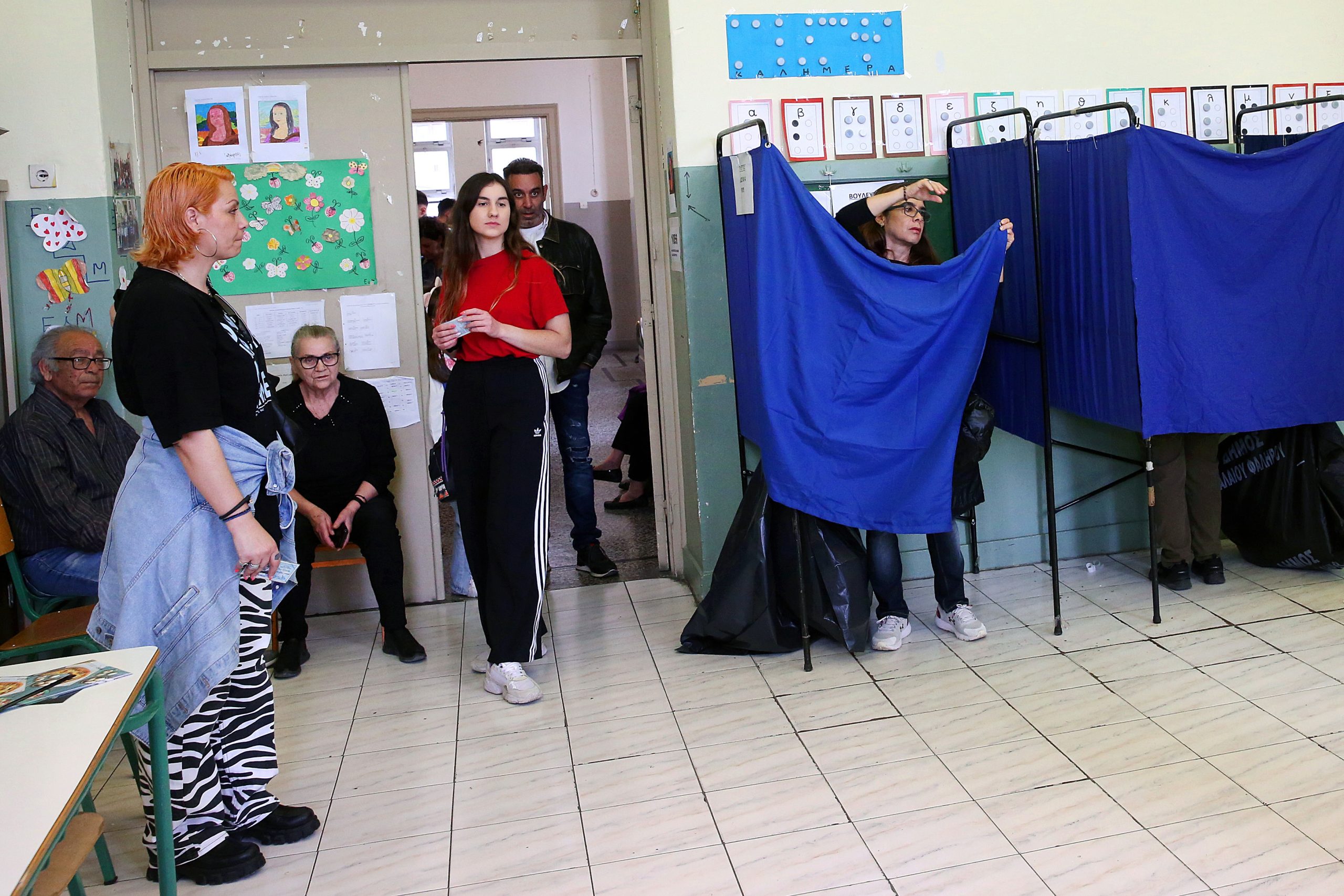 epa10643346 People wait to vote during the general elections at a polling station in Athens, Greece, 21 May 2023. Greek voters will go to the polls on 21 May 2023 to cast their ballots in the Greek general elections.  EPA/ORESTIS PANAGIOTOU