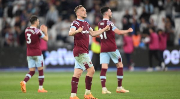 epa10614627 West Ham United's Jarrod Bowen celebrates at full time during the English Premier League match between West Ham United and Manchester United, in London, Britain, 07 May 2023.  EPA/DANIEL HAMBURY EDITORIAL USE ONLY. No use with unauthorized audio, video, data, fixture lists, club/league logos or 'live' services. Online in-match use limited to 120 images, no video emulation. No use in betting, games or single club/league/player publications.