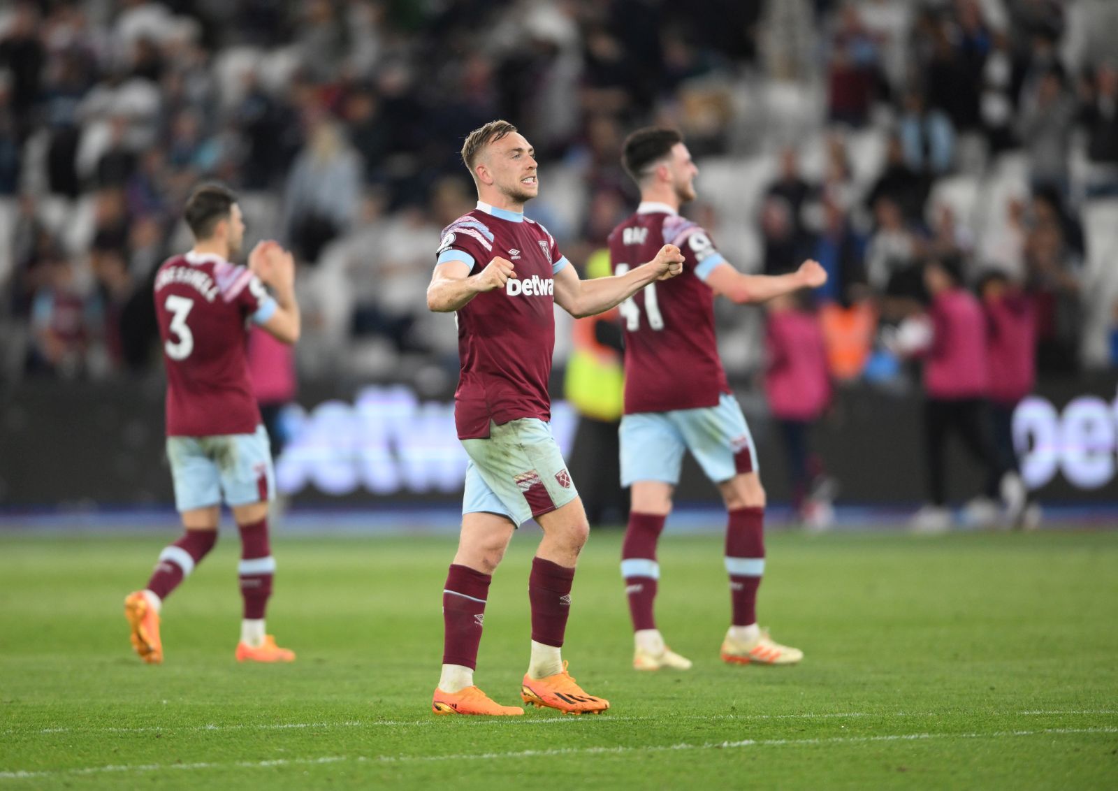 epa10614627 West Ham United's Jarrod Bowen celebrates at full time during the English Premier League match between West Ham United and Manchester United, in London, Britain, 07 May 2023.  EPA/DANIEL HAMBURY EDITORIAL USE ONLY. No use with unauthorized audio, video, data, fixture lists, club/league logos or 'live' services. Online in-match use limited to 120 images, no video emulation. No use in betting, games or single club/league/player publications.