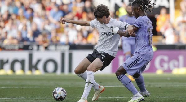 epa10644089 Valencia's Javi Guerra vies for the ball against Real Madrid's Eduardo Camavinga (R) during the Spanish LaLiga match between Valencia CF and Real Madrid at Mestalla stadium in Valencia, Spain, 21 May 2023.  EPA/Kai FORSTERLING