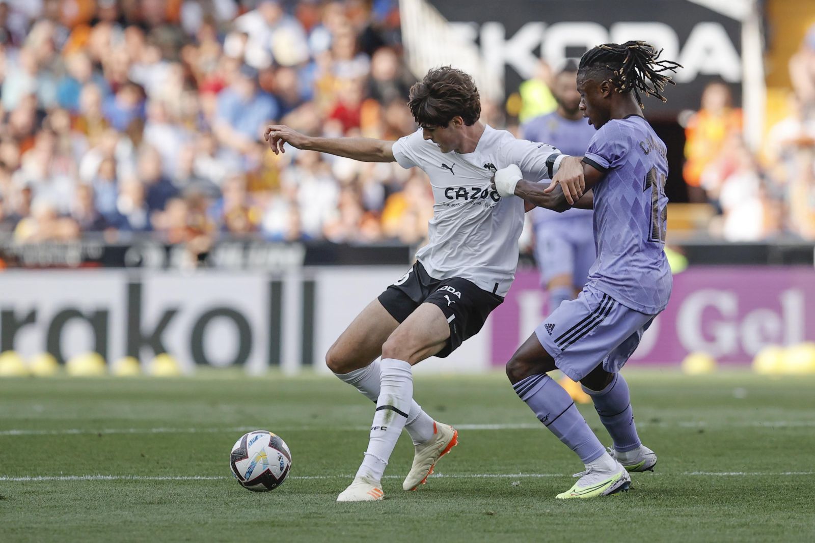 epa10644089 Valencia's Javi Guerra vies for the ball against Real Madrid's Eduardo Camavinga (R) during the Spanish LaLiga match between Valencia CF and Real Madrid at Mestalla stadium in Valencia, Spain, 21 May 2023.  EPA/Kai FORSTERLING