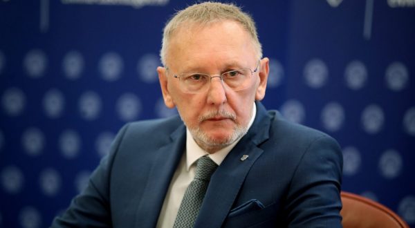 Zagreb, 22.05.2023. - Konferencija za medije MUP-a o raspisanom natjeèaju za prijem 123 vjebenika u dravnu slubu, a po prvi puta, na natjeèaj za vjebenike mogu konkurirati i osobe s invaliditetom. Govorili su: potpredsjednik Vlade i ministar Davor Boinoviæ, zastupnica u Hrvatskom saboru Ljubica Lukaèiæ, zamjenica pravobraniteljice za osobe s invaliditetom Mira Pekeè Kneeviæ, dopredsjednica Izvrnog odbora Hrvatskog paraolimpijskog odbora Ana Sren i djelatnica MUP-a u Policijskoj postaji Sesvete, zaposlena na prethodnom natjeèaju Sandra Geri. Na fotografiji Davor Boinoviæ.  foto HINA /Zvonimir KUHTIÆ/ kuzo