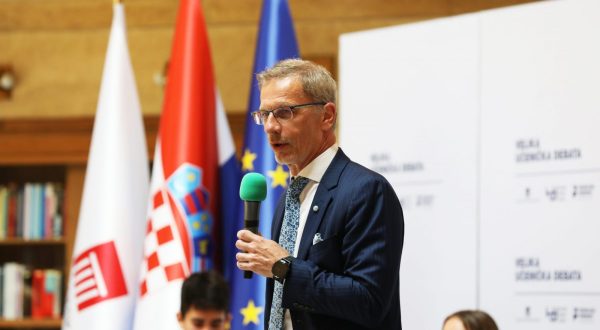 Zagreb, 22.05.2023. - Hrvatska narodna banka s ciljem promicanja financijske pismenosti, u suradnji s Hrvatskim debatnim društvom po sedmi put organizirala je veliku učeničku debatu, ovaj put o tome trebamo li se o financijskoj budućnosti brinuti sami ili to mora činiti sustav. Na fotografiji Boris Vujčić. foto HINA/ Lana SLIVAR DOMINIĆ/ ml