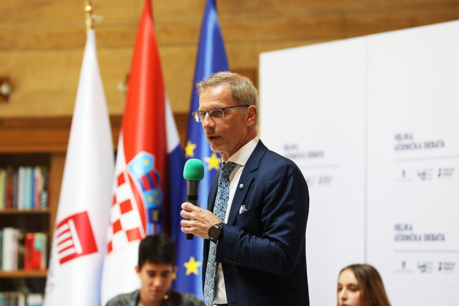 Zagreb, 22.05.2023. - Hrvatska narodna banka s ciljem promicanja financijske pismenosti, u suradnji s Hrvatskim debatnim društvom po sedmi put organizirala je veliku učeničku debatu, ovaj put o tome trebamo li se o financijskoj budućnosti brinuti sami ili to mora činiti sustav. Na fotografiji Boris Vujčić. foto HINA/ Lana SLIVAR DOMINIĆ/ ml