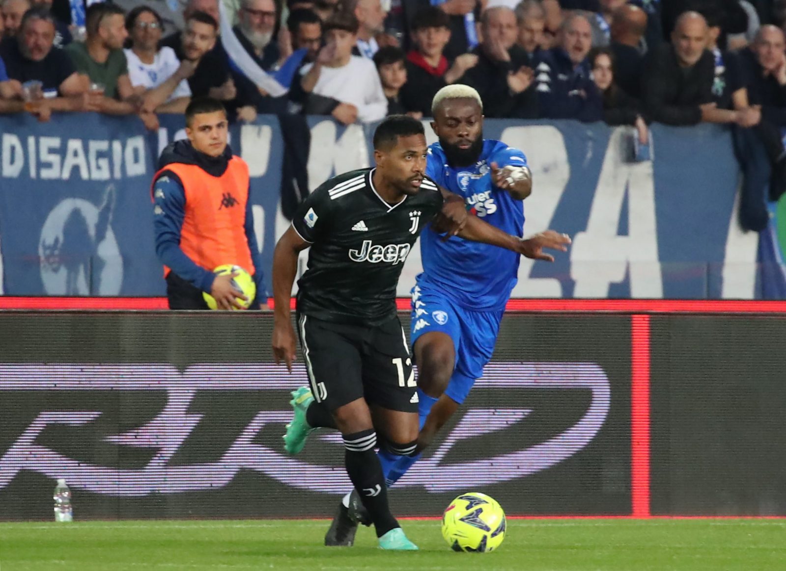 epa10646567 Juventus's Alex Sandro (L) in action against Empoli's Jean-Daniel Akpa Akpro (R) during the Italian Serie A soccer match between Empoli FC and Juventus FC in Empoli, Italy, 22 May 2023.  EPA/CLAUDIO GIOVANNINI