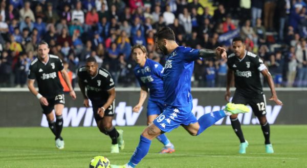 epa10646602 Empoli's Francesco Caputo (C) converts a penalty to score the 1-0 opening goal during the Italian Serie A soccer match between Empoli FC and Juventus FC in Empoli, Italy, 22 May 2023.  EPA/CLAUDIO GIOVANNINI