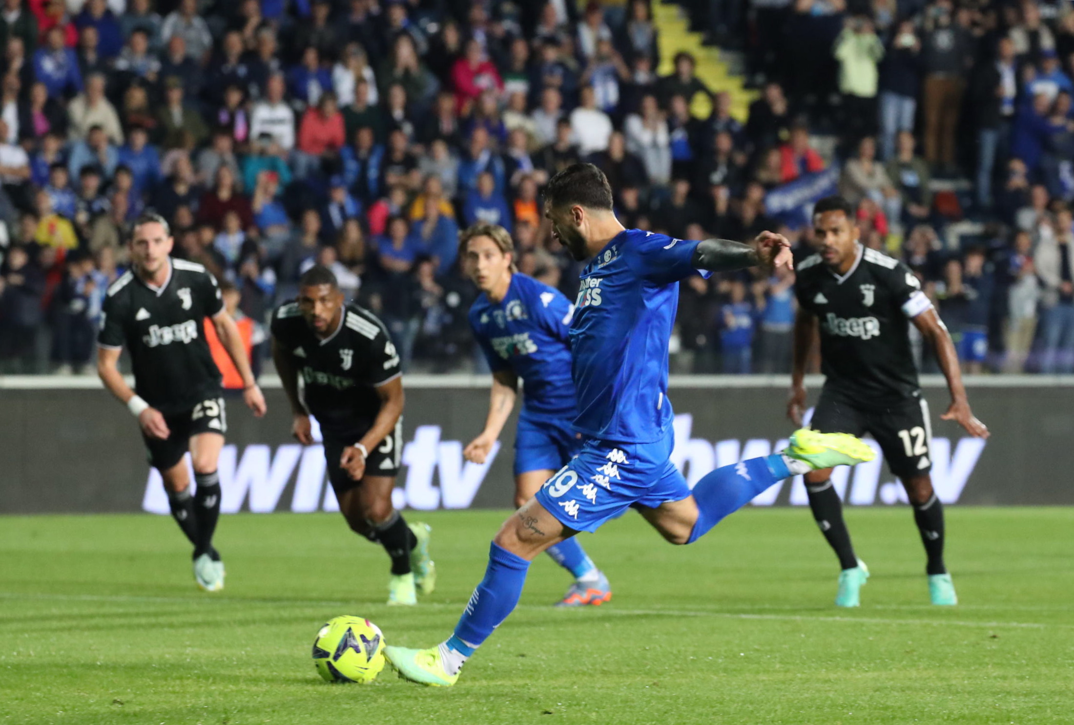 epa10646602 Empoli's Francesco Caputo (C) converts a penalty to score the 1-0 opening goal during the Italian Serie A soccer match between Empoli FC and Juventus FC in Empoli, Italy, 22 May 2023.  EPA/CLAUDIO GIOVANNINI