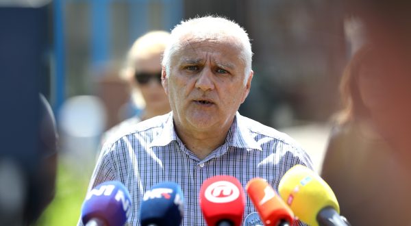 Zagreb, 23.05.2023. - Sindikat pravosudne policije Hrvatske održao je ispred zatvora Remetinec konferenciju za medije na temu prosvjeda koji bi se trebao održati u petak, 26. svibnja ispred Ministarstva pravosuđa i uprave. Na fotografiji Armin Tatarević. foto HINA/ Lana SLIVAR DOMINIĆ/ lsd