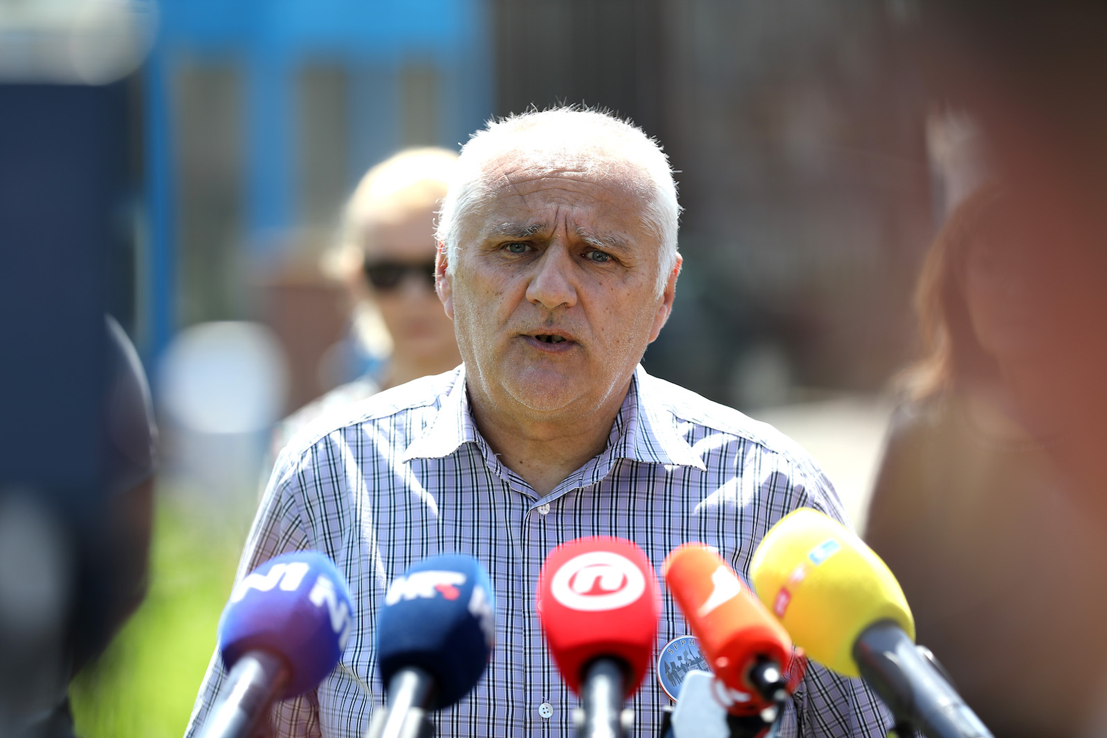 Zagreb, 23.05.2023. - Sindikat pravosudne policije Hrvatske održao je ispred zatvora Remetinec konferenciju za medije na temu prosvjeda koji bi se trebao održati u petak, 26. svibnja ispred Ministarstva pravosuđa i uprave. Na fotografiji Armin Tatarević. foto HINA/ Lana SLIVAR DOMINIĆ/ lsd