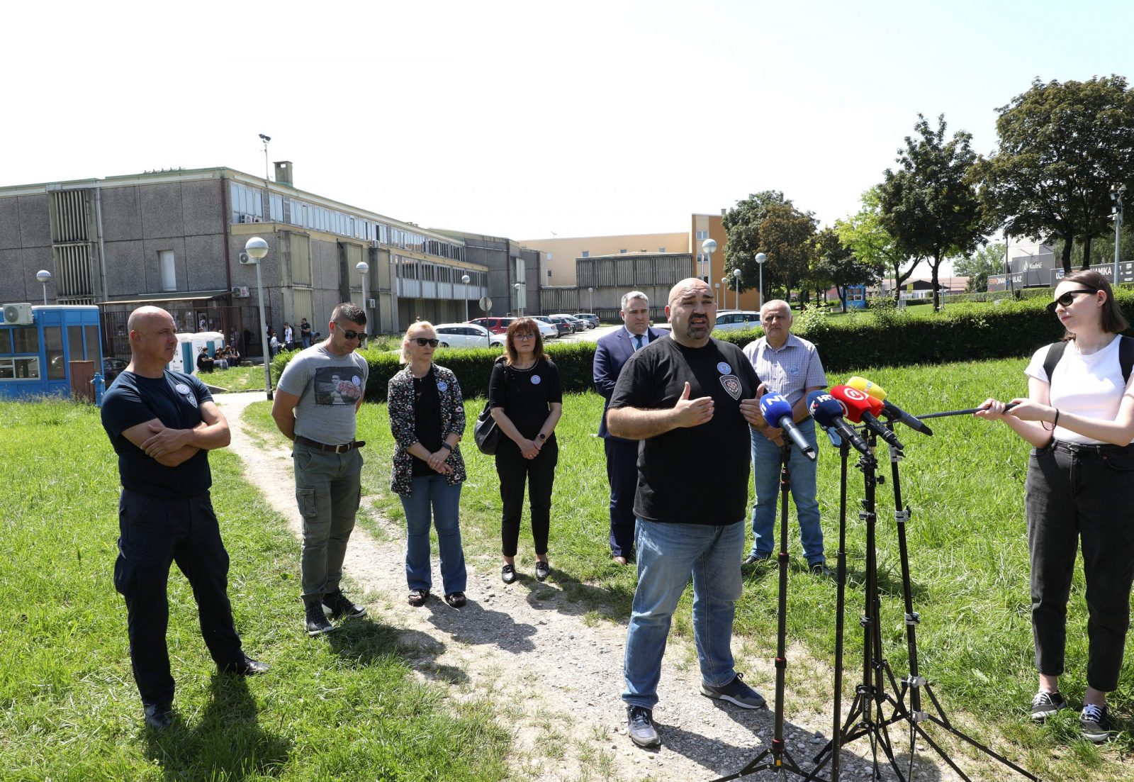 Zagreb, 23.05.2023. - Sindikat pravosudne policije Hrvatske odrao je ispred zatvora Remetinec konferenciju za medije na temu prosvjeda koji bi se trebao odrati u petak, 26. svibnja ispred Ministarstva pravosuða i uprave. Na fotografiji Jelenko Kreo. foto HINA/ Lana SLIVAR DOMINIÆ/ lsd