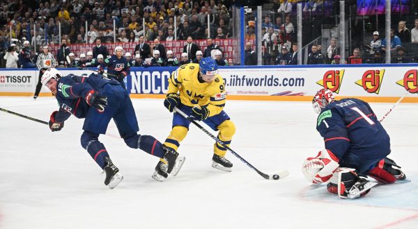 epa10647929 Carl Grundstrom (C) from Sweden and Dylan Samberg (L) and Cassey DeSmith (R) from USA in action during the IIHF 2023 Ice Hockey World Championship group A match between Sweden and USA in Tampere, Finland, 23 May 2023  EPA/KIMMO BRANDT